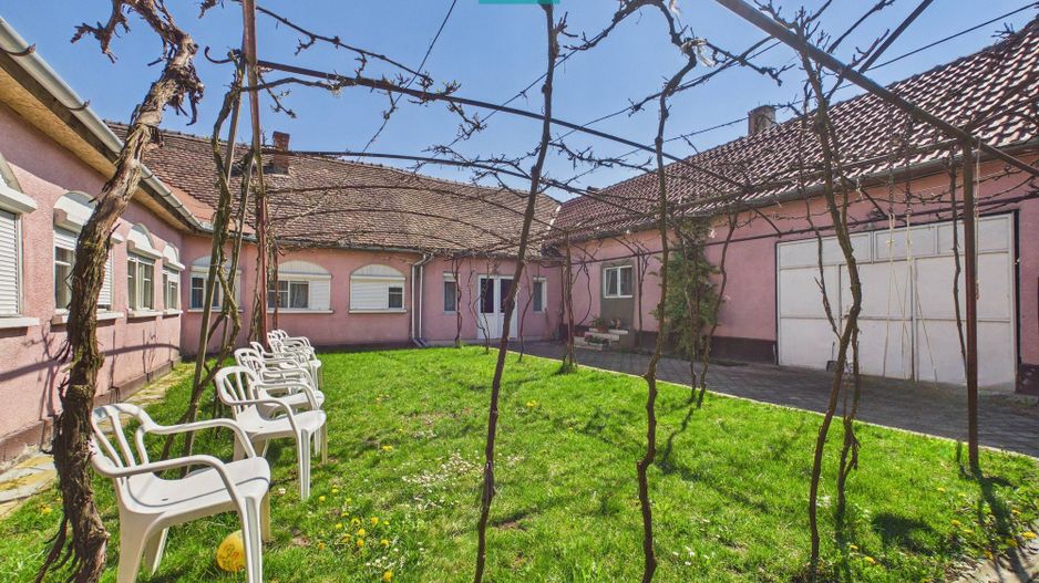 Casă solidă cu 5 camere in localitatea Almaș, Arad - Poză 1