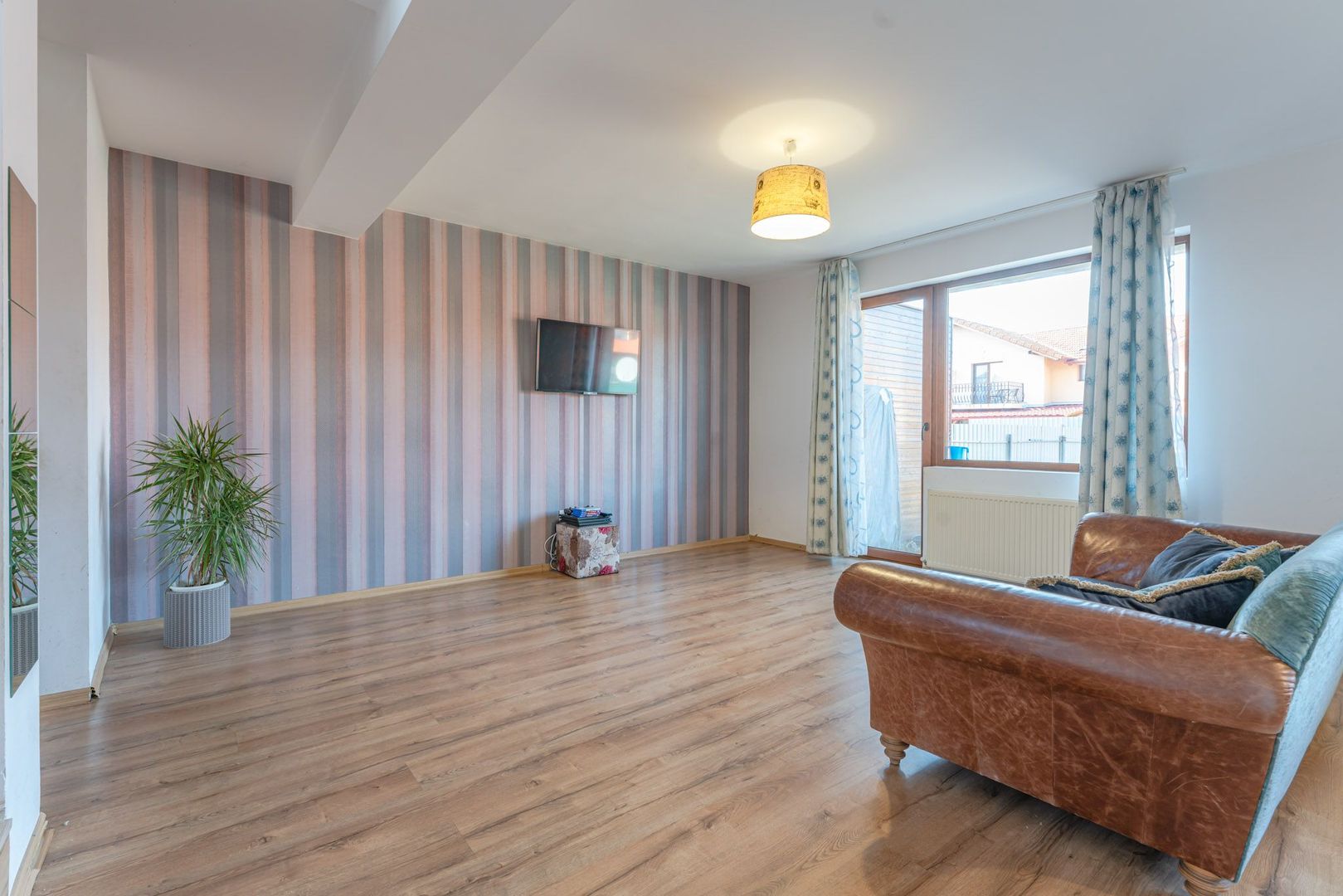 Casa insiruita compusa din 4 camere in Sanpetru - Poză 4