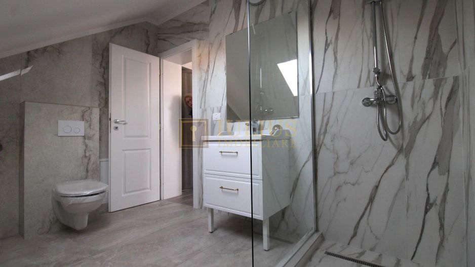 Curte, 4 apartamente, 8 camere, perfectă pt activități educaționale-Dumbravita - Poză 24