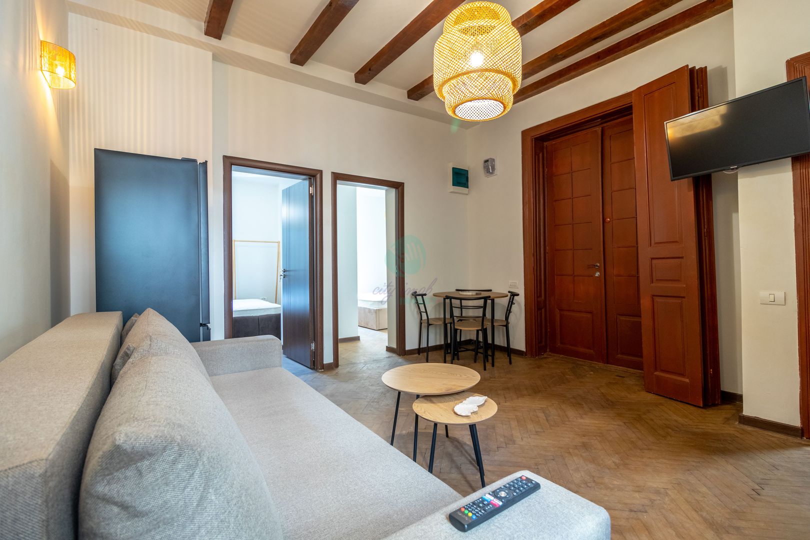 Vila interbelica AIRBNB "la cheie" - Poză 1