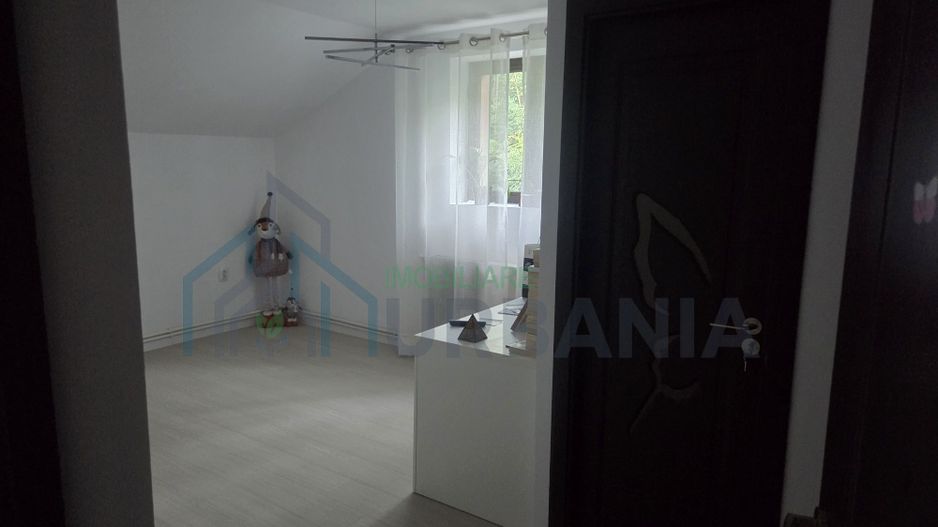 Vilă spațioasă de vânzare în sat Carlig, ideală pentru două familii - Poză 4