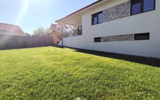 Casa cu garaj, pivnita, curte mare - Poză 2