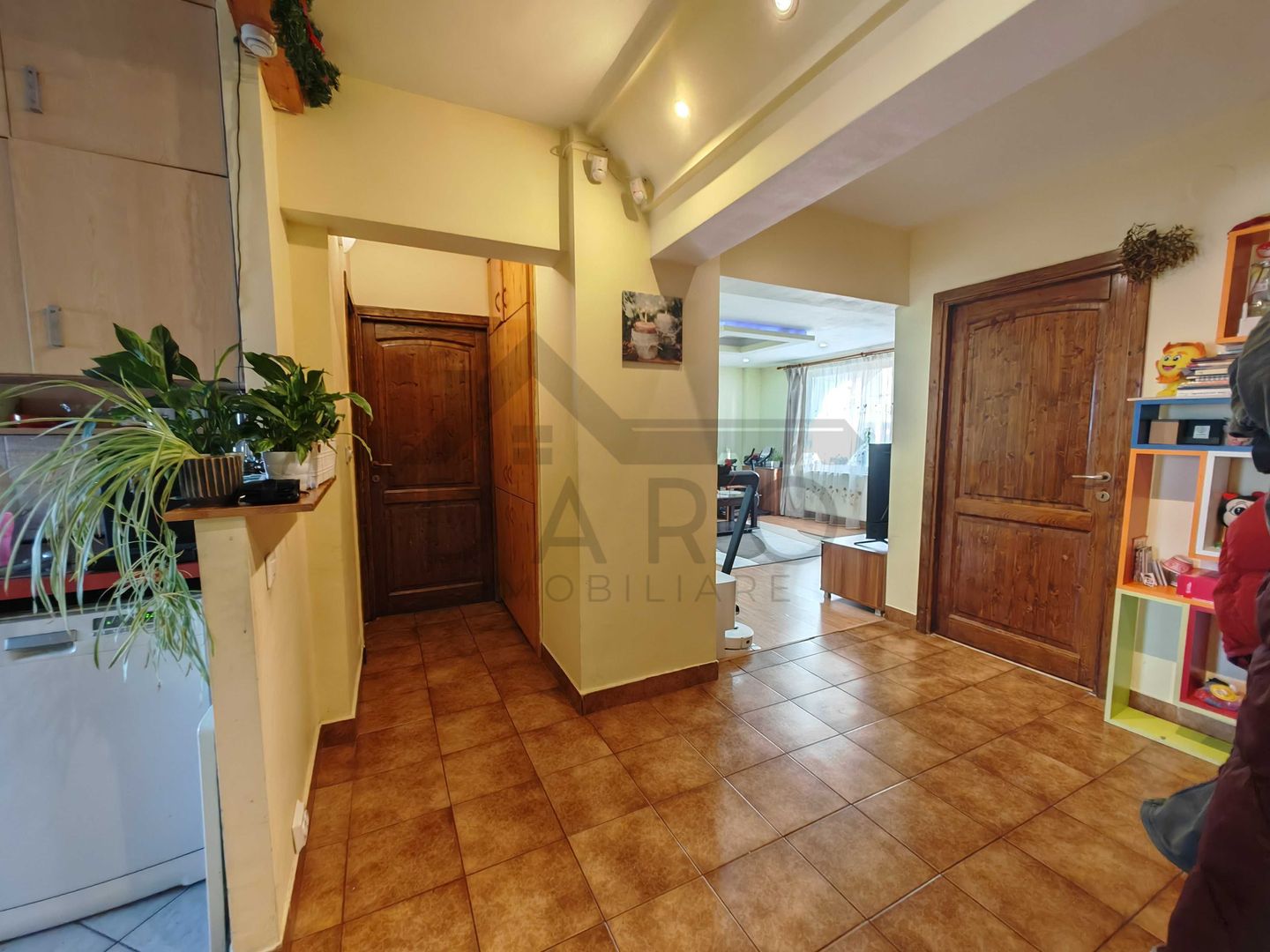 Vand apartament 3 camere - Poză 1