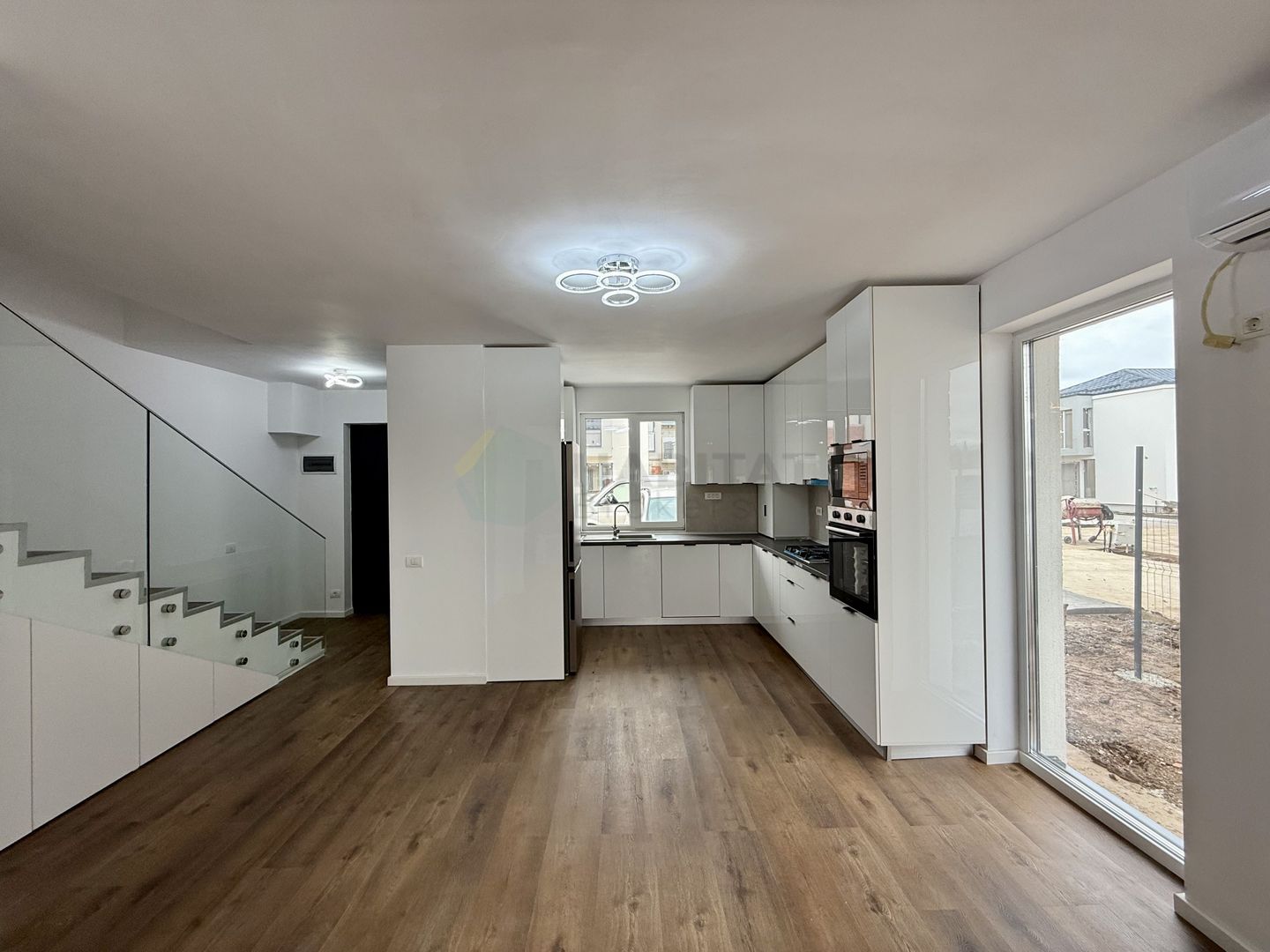 Vilă de închiriat în Tunari – 4 camere | curte proprie | disponibilă imediat - Poză 13