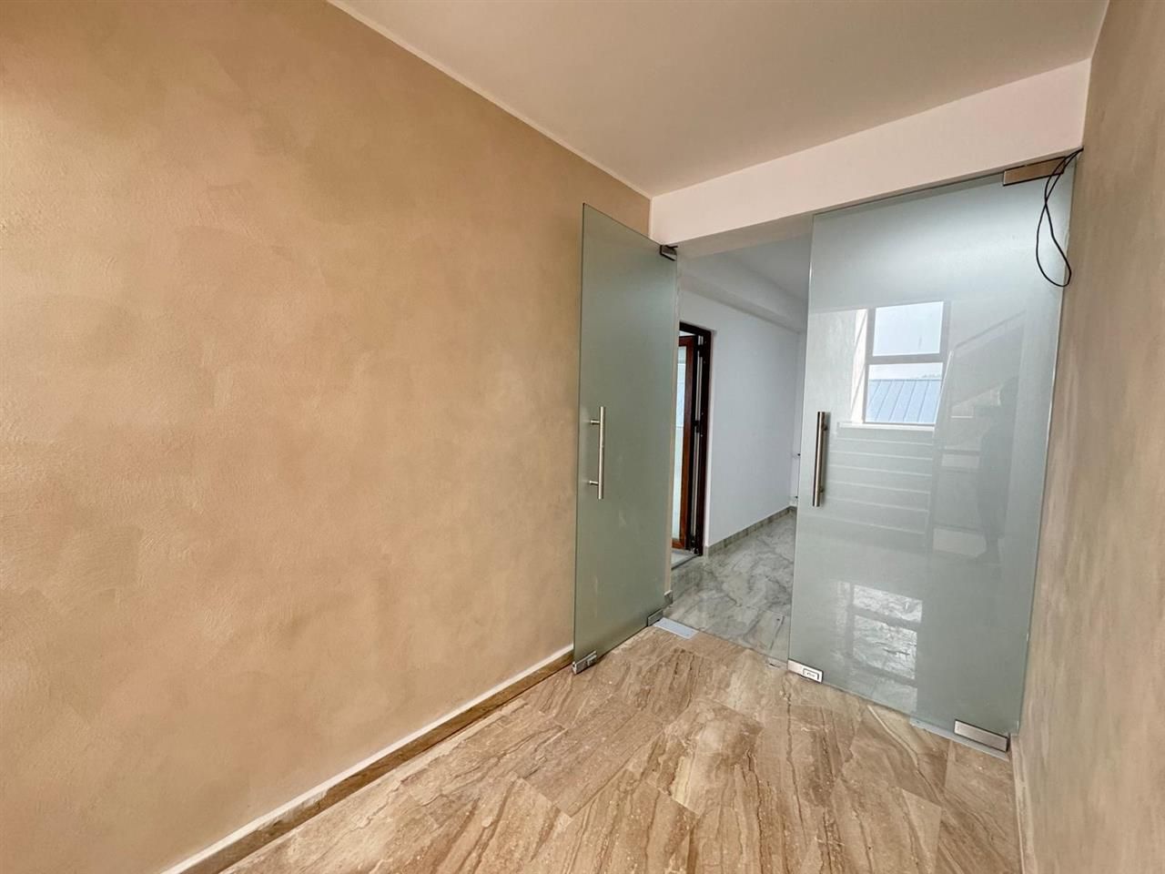 Spatii comerciale moderne de inchiriat, in cladire recent renovata - Poză 10