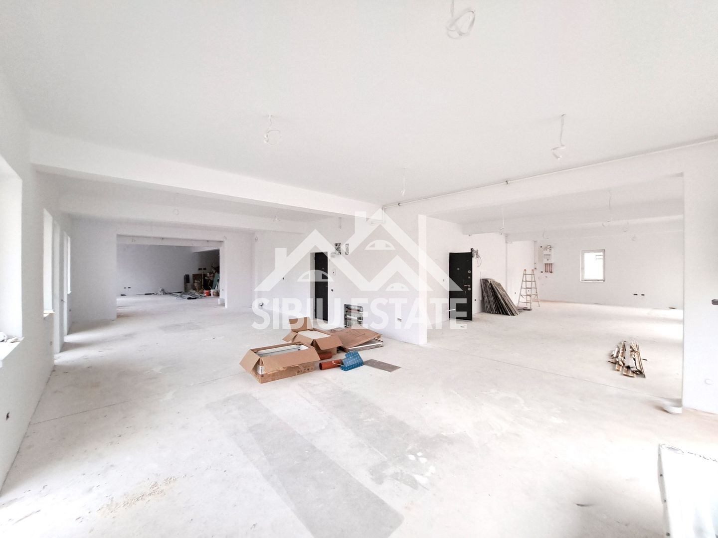 Spatiu comercial 190 mp vitrine la strada, dublu acces, parcari - Poză 5