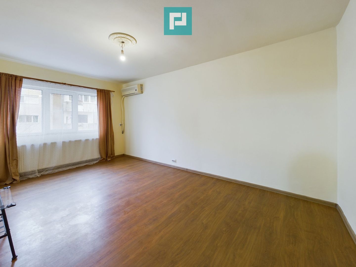 Apartament cu 3 camere în Zona 300 - Poză 2