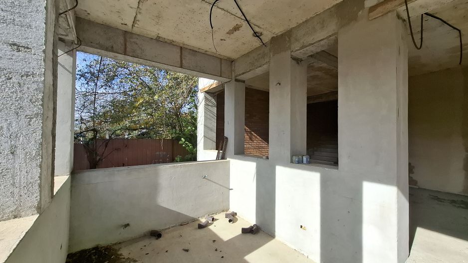 ila cu 6 camere + casă locuibilă pe teren intravilan de 1700 mp, cu vi - Poză 10