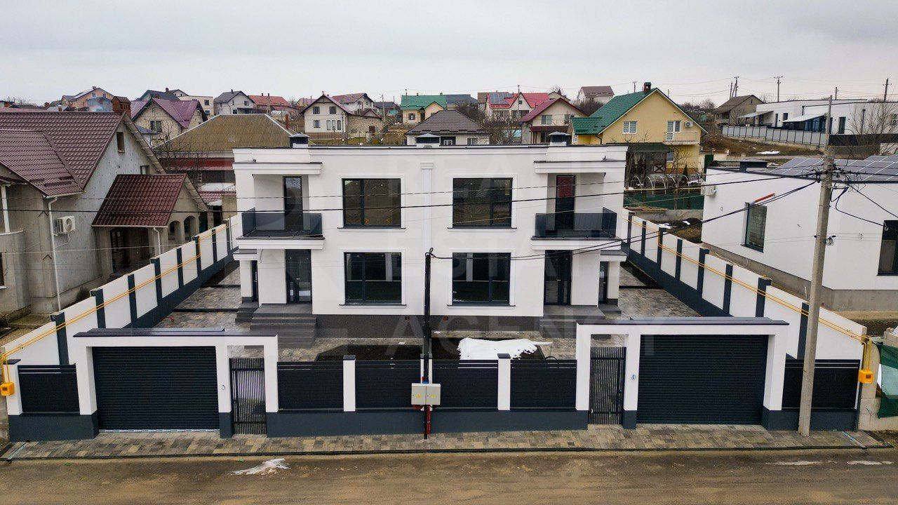 Vânzare, duplex, 3 nivele, str. Frasinilor, Ialoveni. - Poză 1