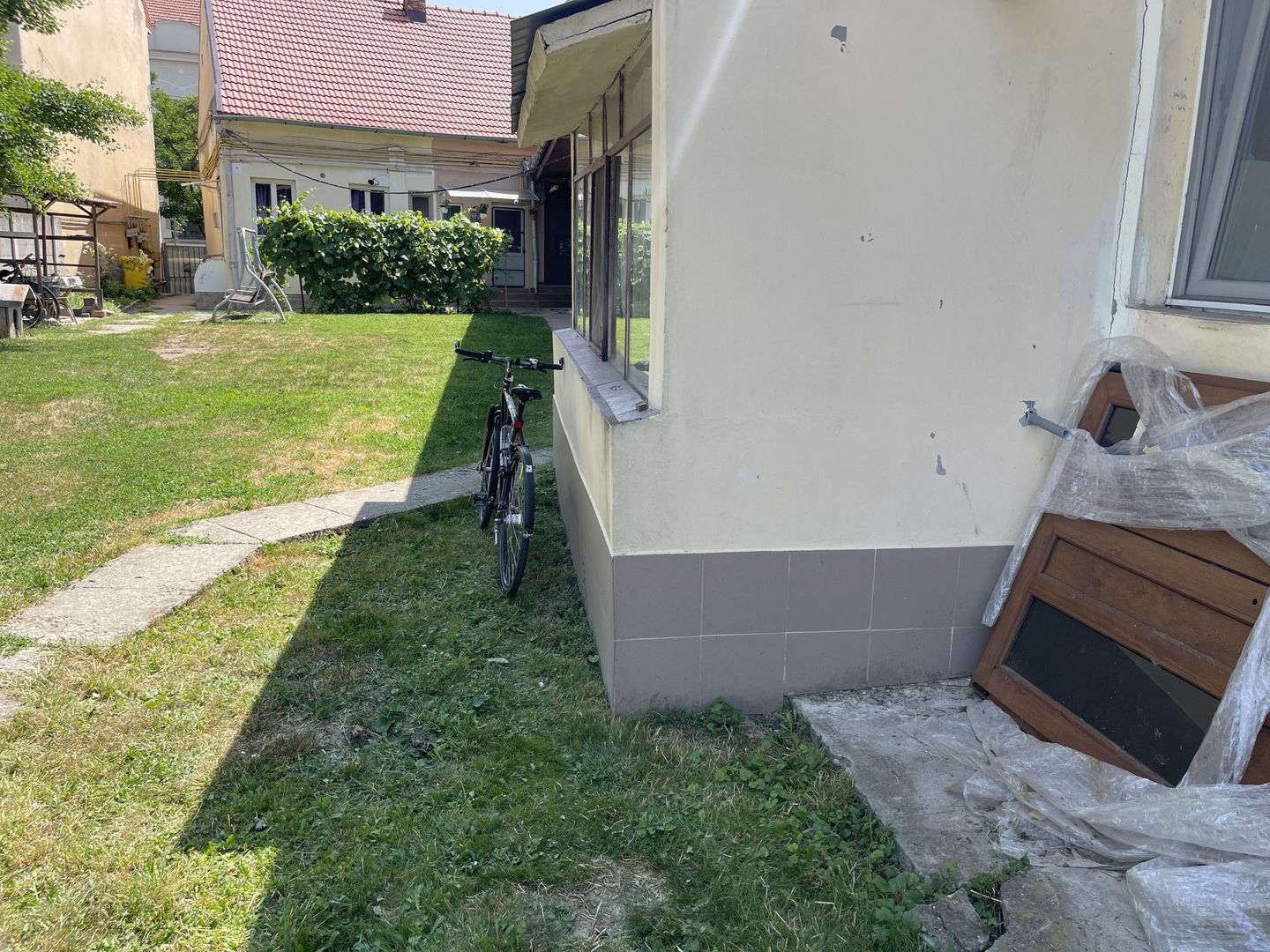 Casă la curte comuna în zona Balcescu - Poză 4