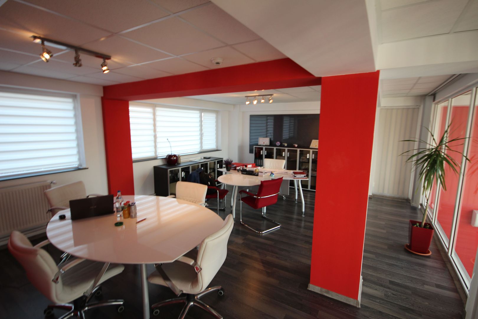 Casa cu destinatie mixta -servicii si comert + depozit+locuinta - Poză 1