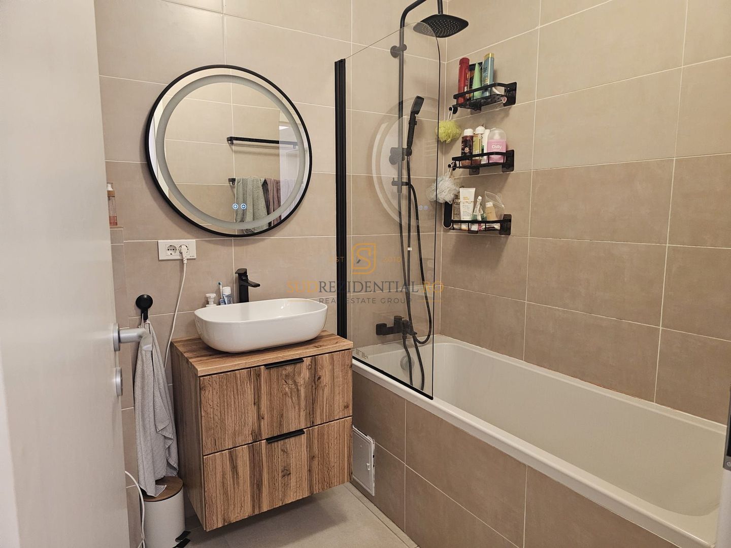 Apartament cu 3 camere, complet mobilat si utilat, acces rapid metrou - Poză 19