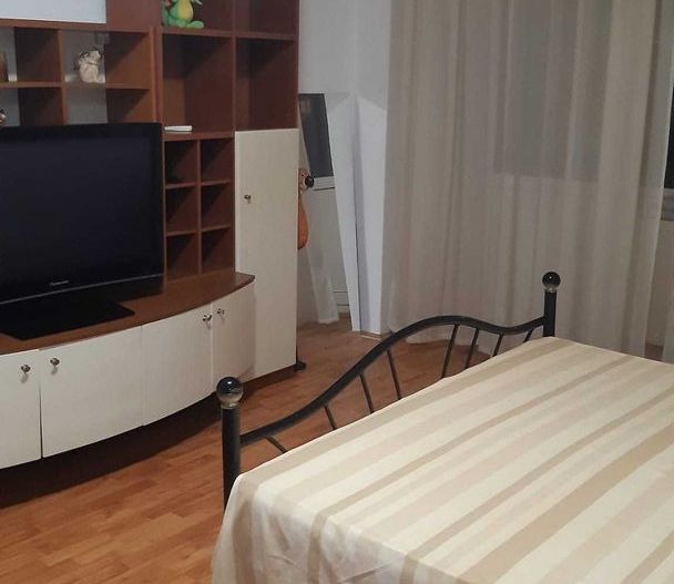 închiriez garsonieră, Mall Vitan, mobilată - Poză 1