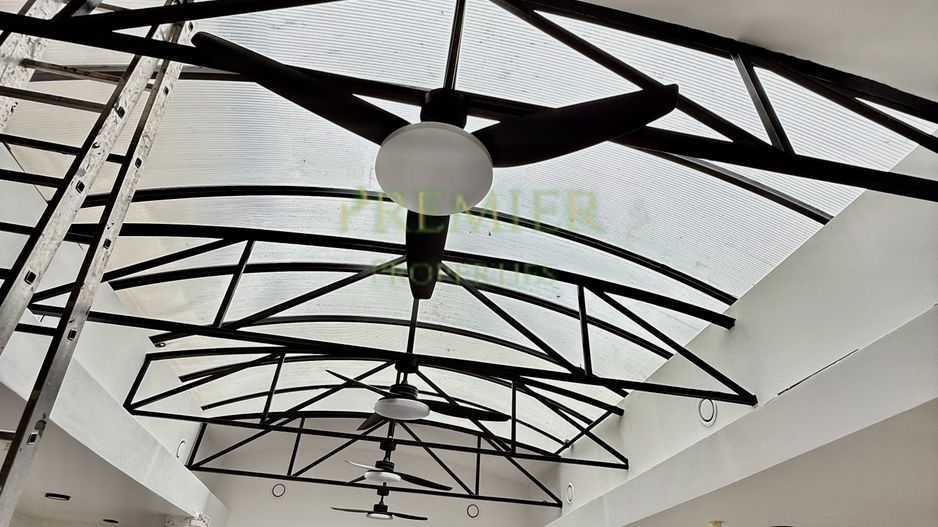 Spațiu comercial renovat, cameră mare și tavan retractabil - Poză 1