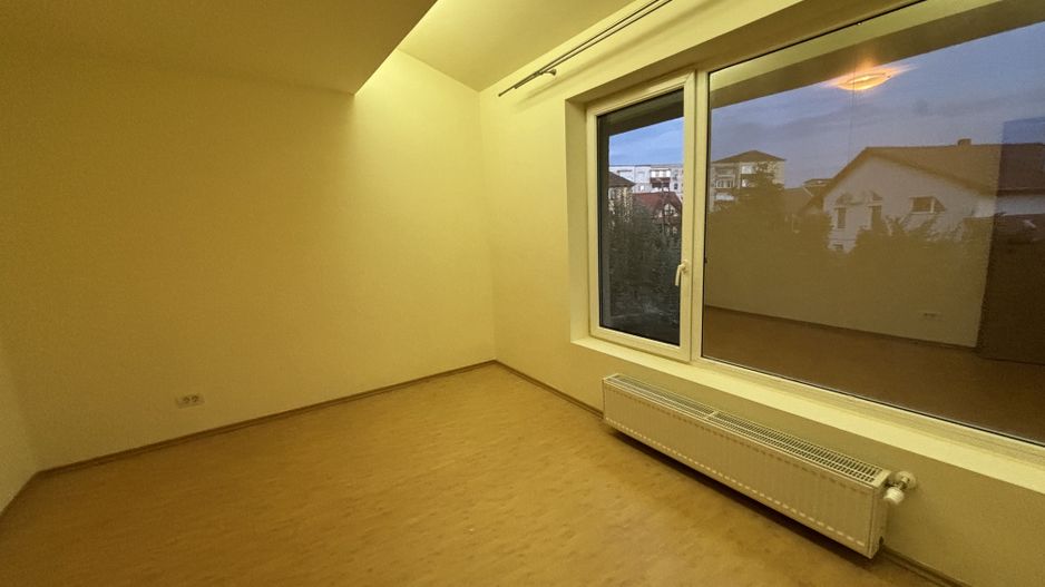 Vila spatioasa ideala pentru diferite activitati sau ptr.locuit -NEMOBILATA - Poză 6