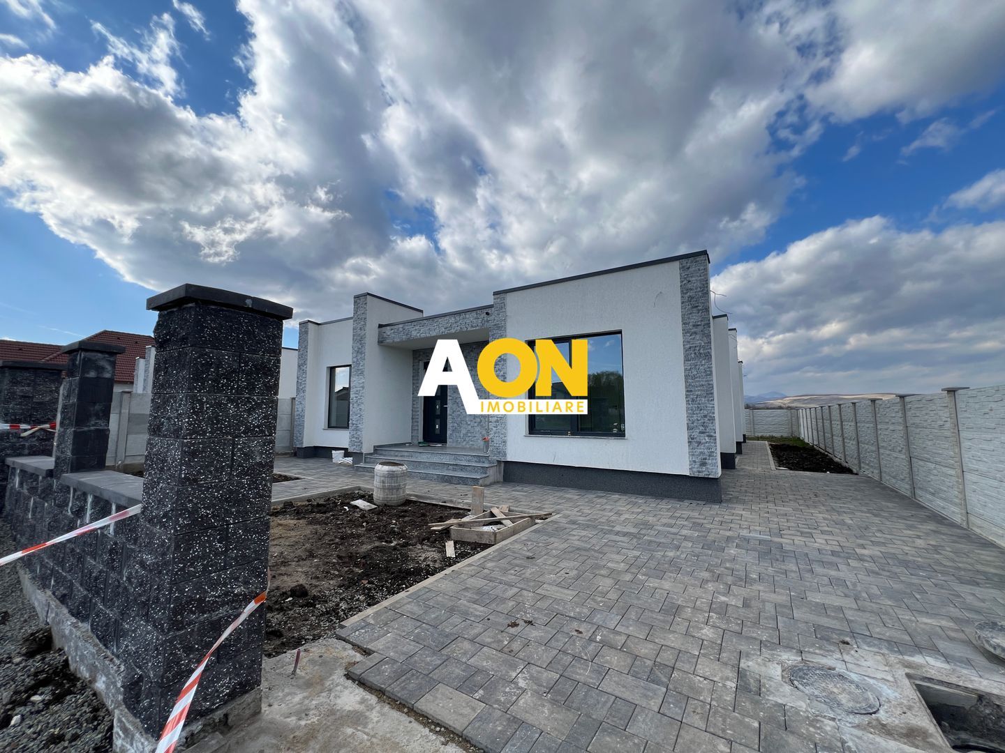 Casa individuala de vanzare, 4 camere, 2 bai, 448mp teren - Poză 1