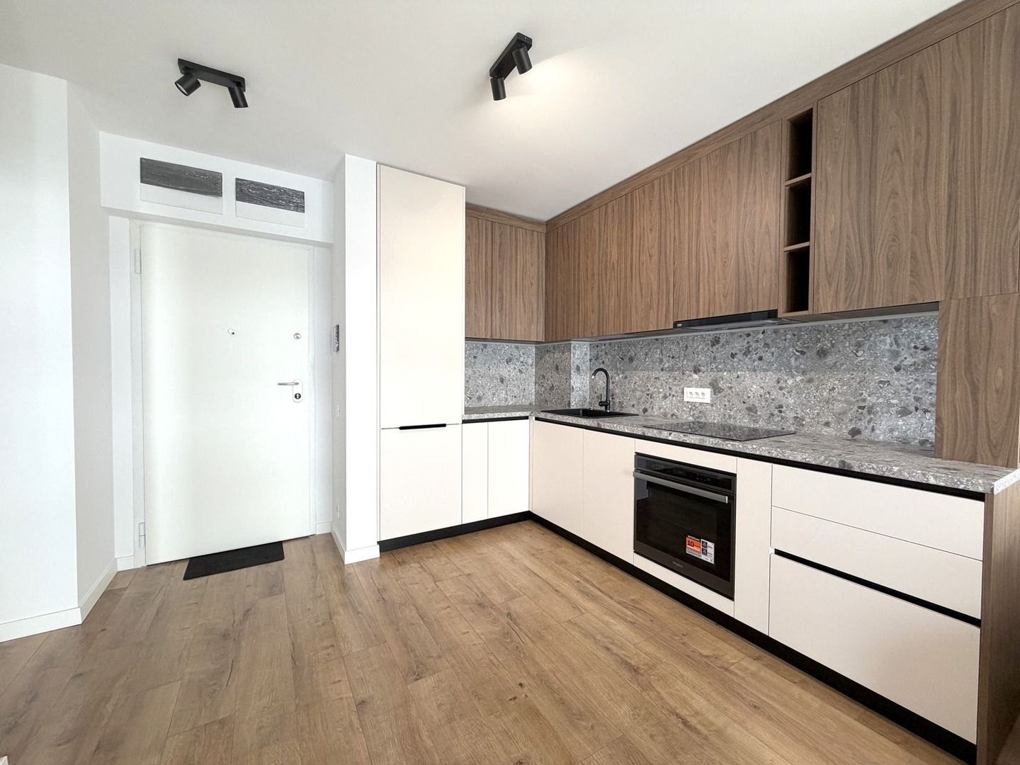 Studio mobilat si utilat | terasa 10 mp | Prima Vista Pipera-Barbu Vacarescu - Poză 2