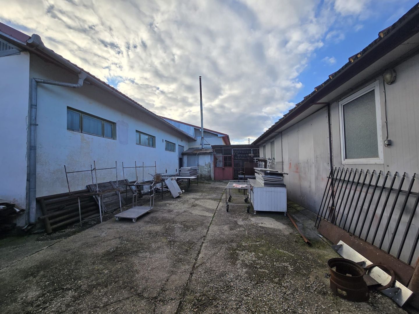 Se oferă spre vânzare / închiriere clădire cu spațiu comercial - Poză 7