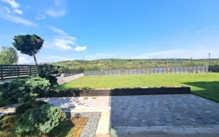 Casa cu piscina interioara si priveliste catre Cetatea Cisnadioarei - Poză 19