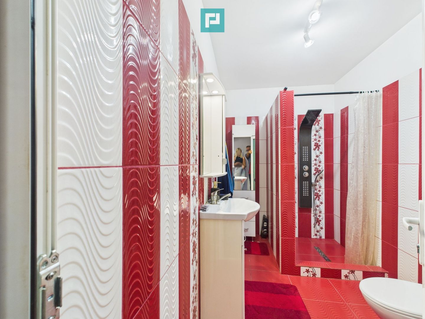 Casă spațioasă cu grădină în Topolovățu Mare - Poză 7