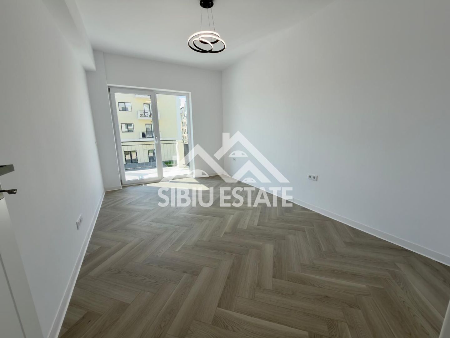 Apartament la CHEIE, 3 camere, parcare si boxa - Poză 3