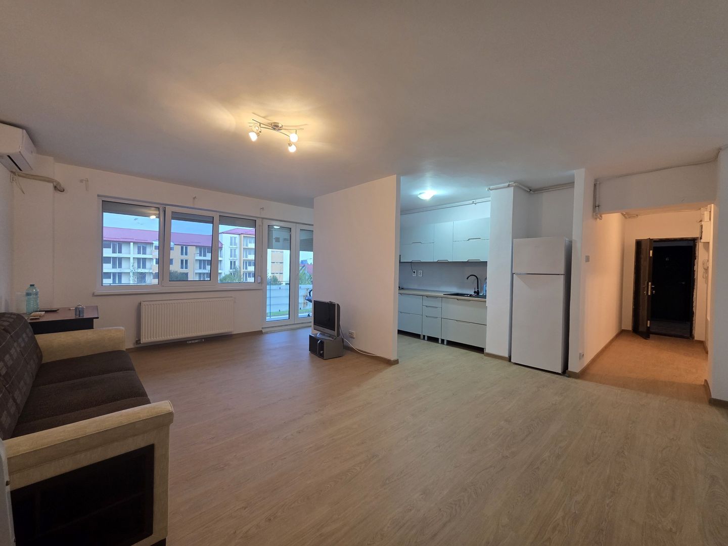 Apartament 3 camere – 100 mp – de închiriat în Cartierul Henri Coandă, - Poză 1