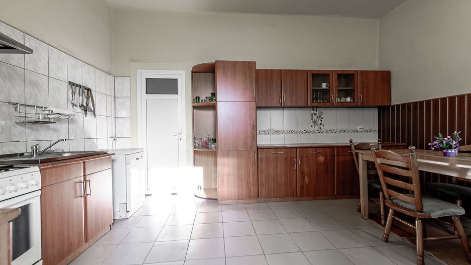 Locuință spațioasă cu grădină mare în Aradul Nou, calea Timișorii - Poză 7