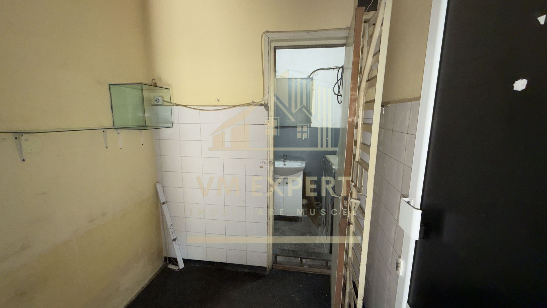 DE VÂNZARE – Două spații comerciale cu vitrină stradală, zona Turn – Câmpulung Muscel - Poză 6