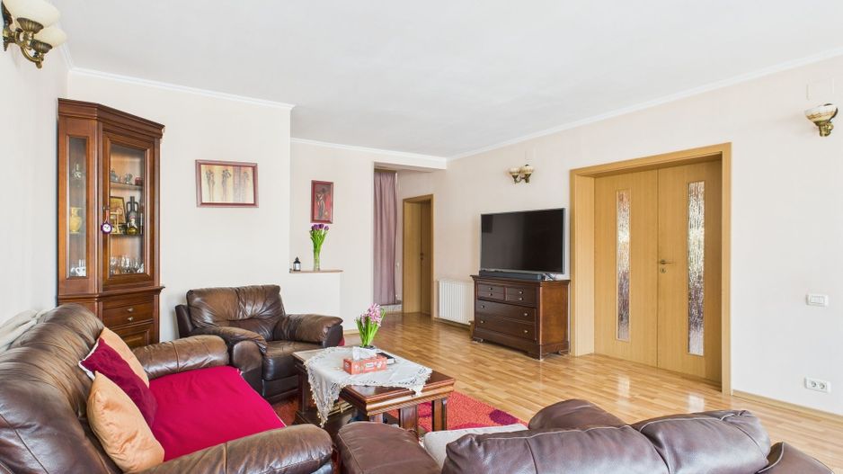 Vilă cu 7 camere, zona Aradului - Poză 2