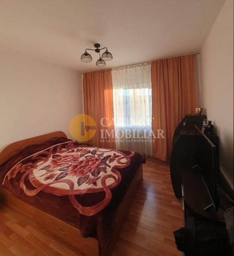 Etaj 1, bloc din 1982, zona Dacia-2 camere decomandat - Poză 2