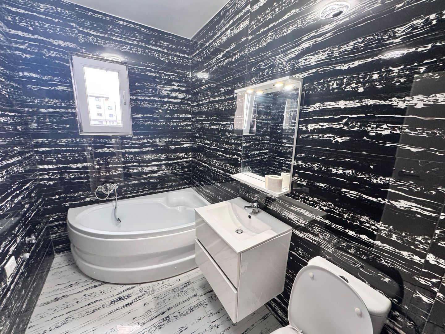 AP. 2 CAMERE- CURTE 60 MP, PARCARE INCLUSA, CENTRALA PROPRIE, MODERN - Poză 6