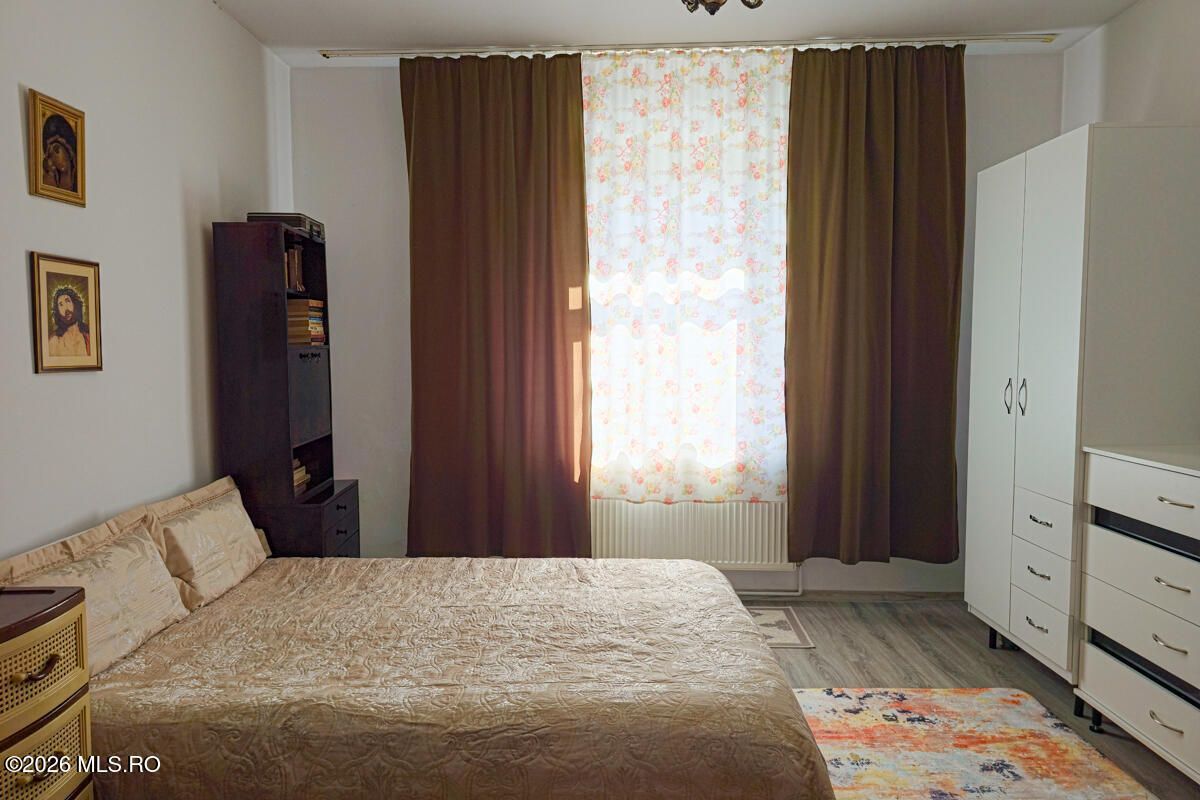 Lunei - Ion Neculce, 2 Apartamente. Mansarda 157 mp. Anexe, Lot 475 mp - Poză 9