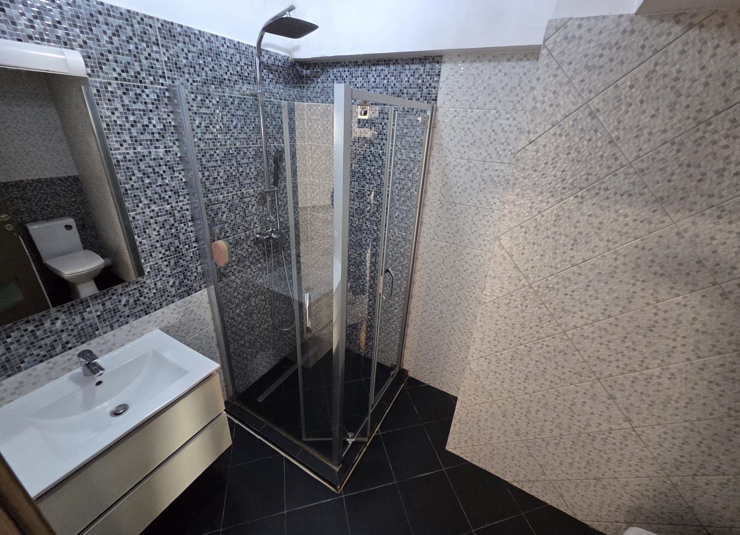 Se oferă spre închiriere apartament 2 camere, complet mobilat - Poză 9