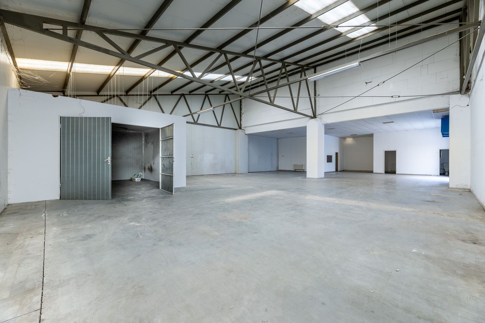 Hală suprafața de 216mp în Arad - Poză 3