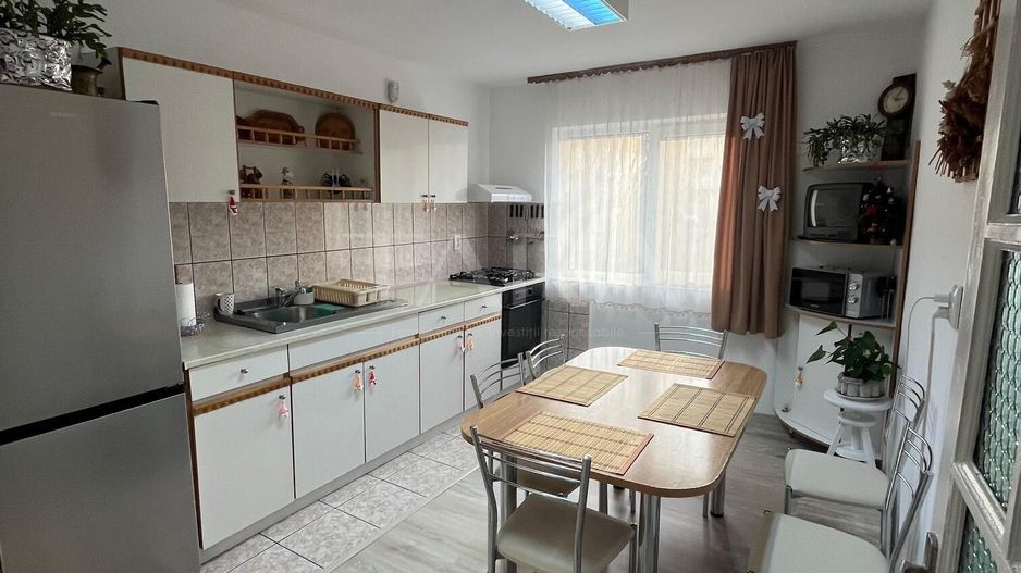 Vanzare casă cu 6 camere,  zona Someseni, central. Ideal familie. - Poză 7