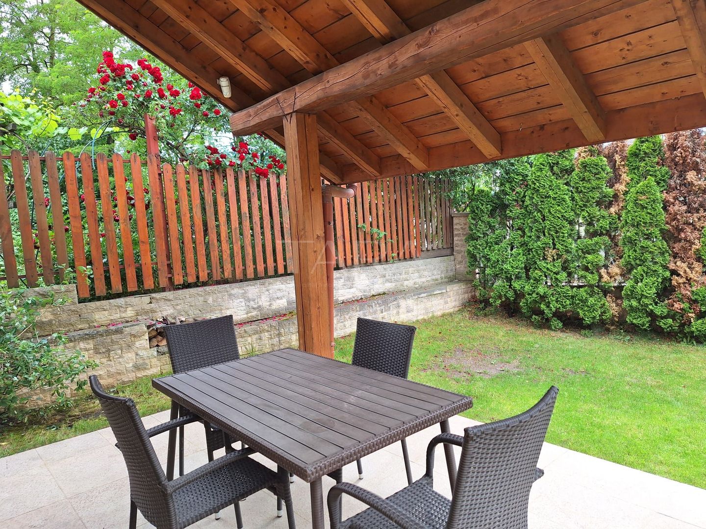 Casa deosebită în Europa – stil clasic, terase și grădină amenajata - Poză 18