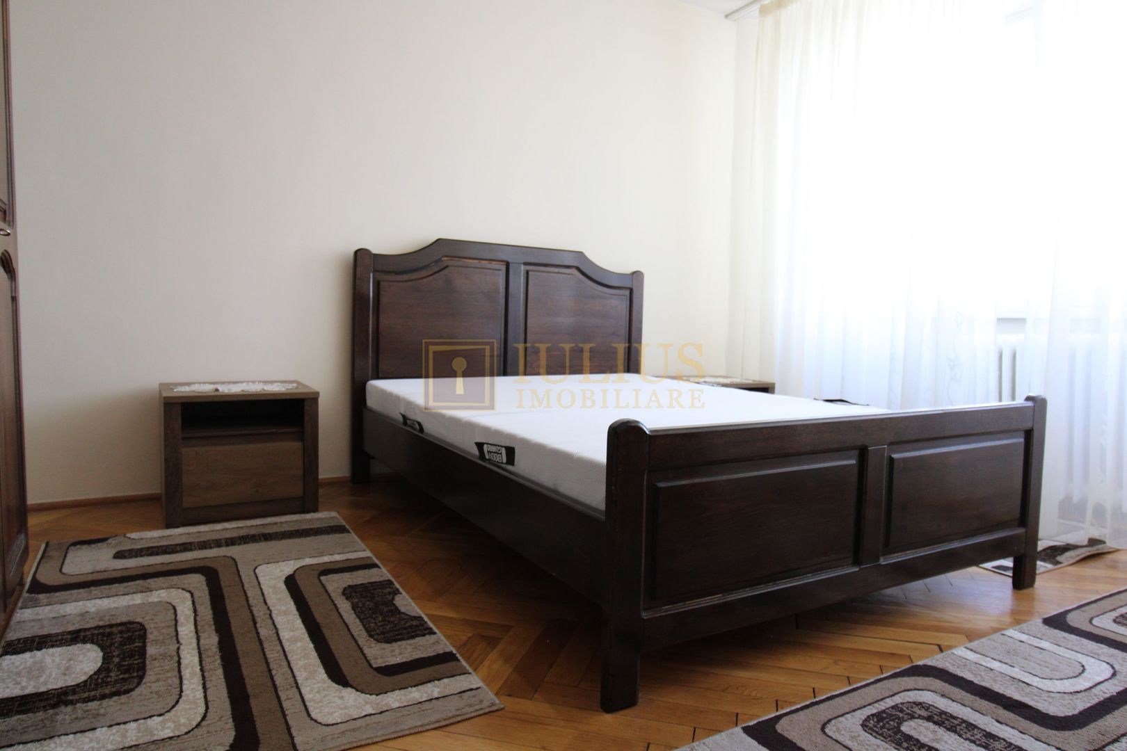 Medicina - Iulius Mall, dormitor cu pat matrimonial. - Poză 2