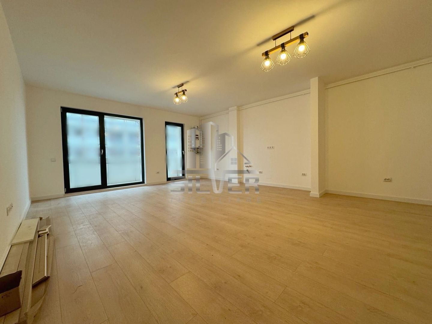 Apartament cu 2 camere/terasa 11 mp/ zona strazii Eroilor! - Poză 1