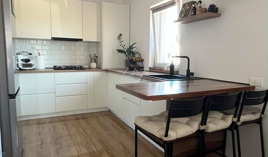 Apartament nou la asfalt.Mobilat si utilat complet. 2 locuri de parcare. - Poză 2