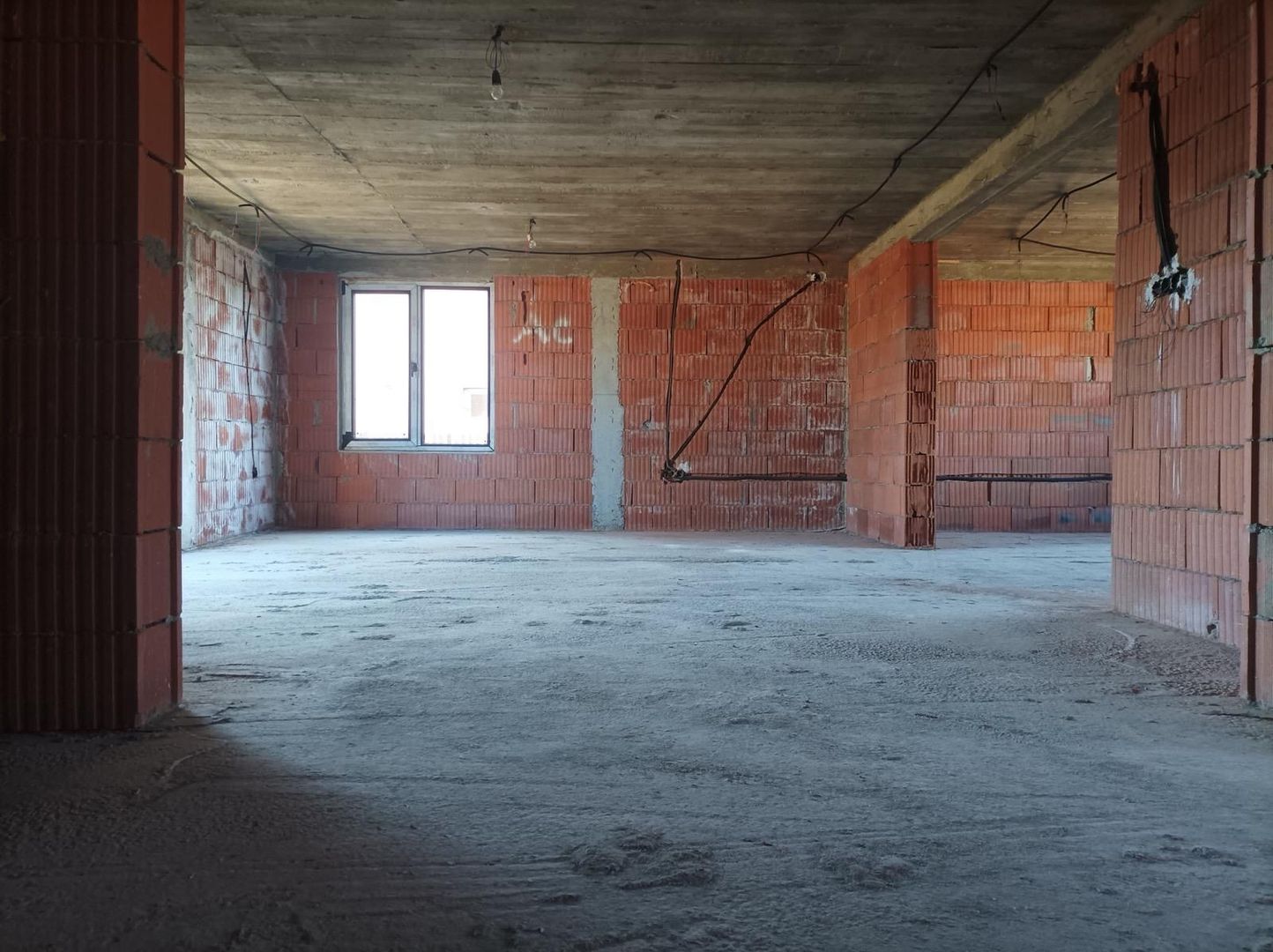 Aproape de oraș! Vânzare casă cu 5 camere în Ulmi! - Poză 9