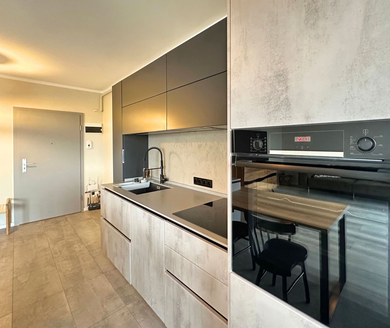 Apartament 2,5 camere chic cu grădină balcon vitrat și mobilier premium - Poză 10