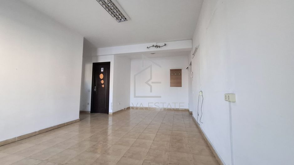 Spațiu comercial, 40mp, parcare, baie, balcon, strada Eroilor - Poză 2