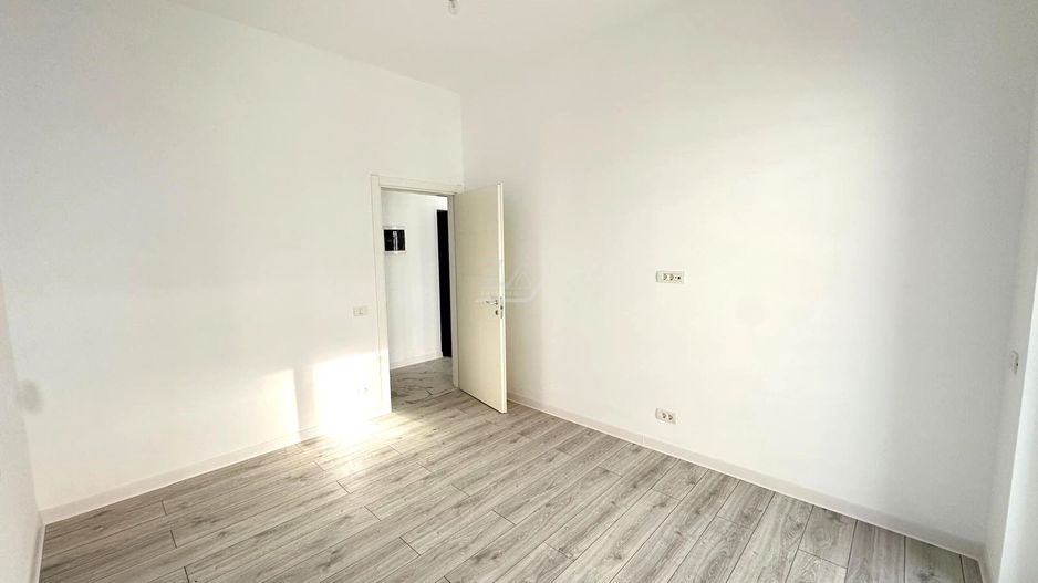 Etaj 1. Balcon mare. Loc de parcare. - Poză 6