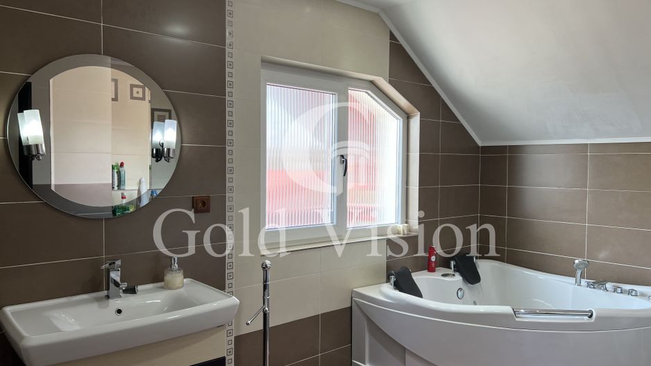 Case cu 7 camere, curte proprie + spălătorie, în Sighetu Marmației - Poză 18