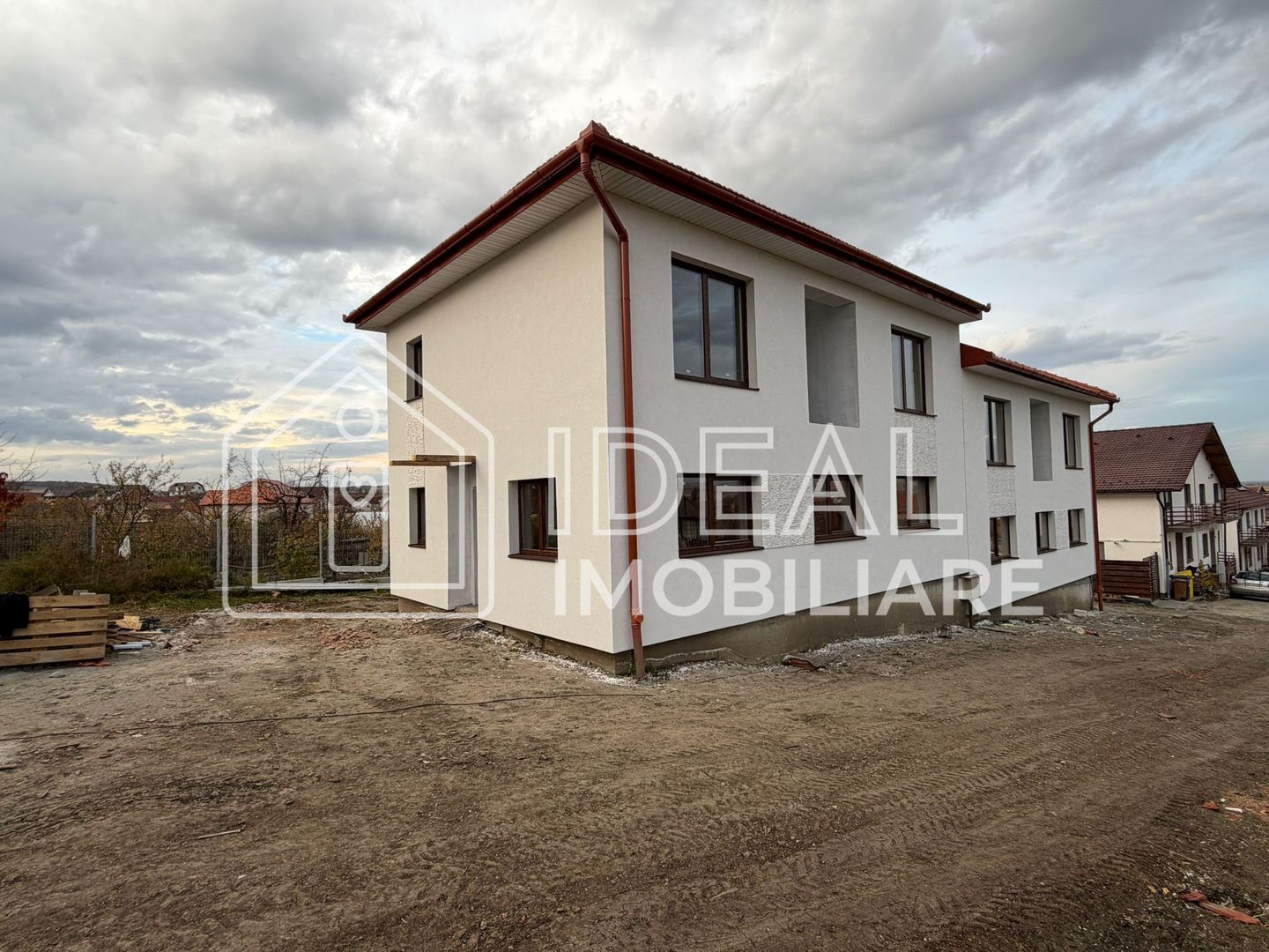 Casă modernă cu 4 camere și 300 mp de curte, in Sura Mica - Poză 1