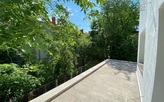 Refugiu Urban cu Eleganță Clasică – Vilă Renovată în Inima Primăverii - Poză 3