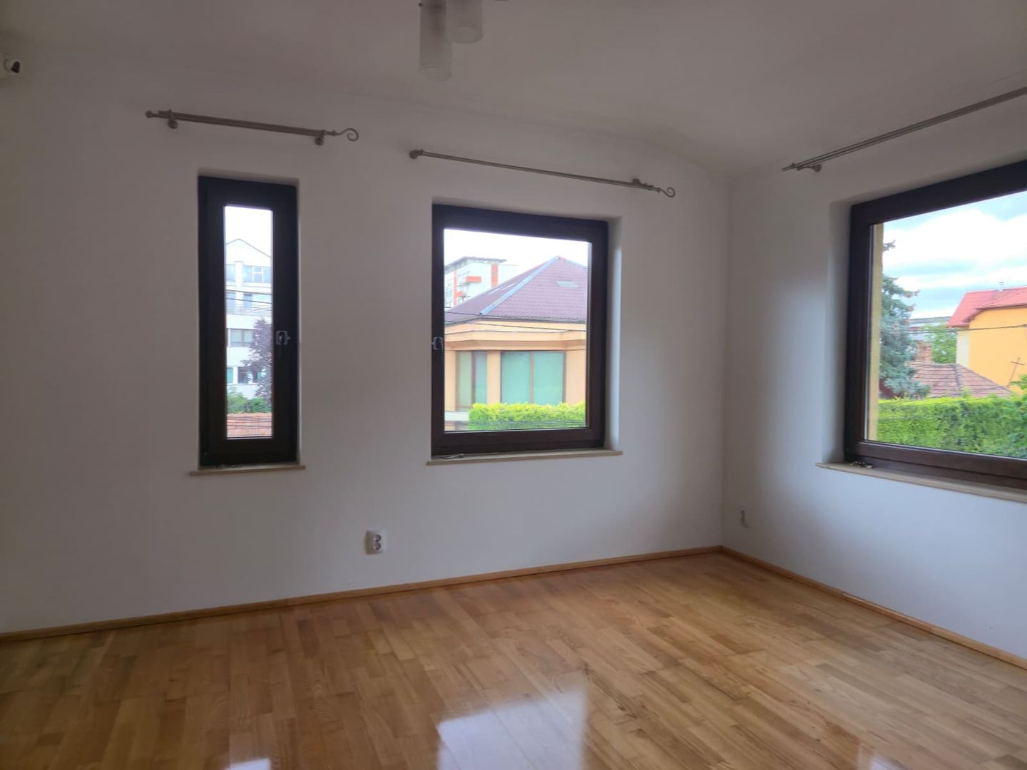 9 camere, 5 bai, spatiu hobby, gradina, garaj,locatie buna - Poză 31