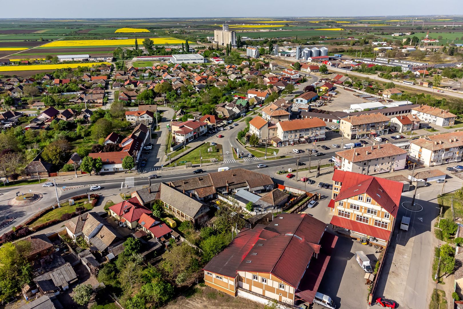 Imobil cu spații comerciale bine poziționat. pe DN în Pecica. - Poză 3