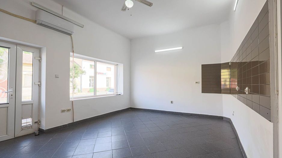 Locație excelentă: Spațiu comercial  Reprezentanță sau Închiriere. - Poză 3