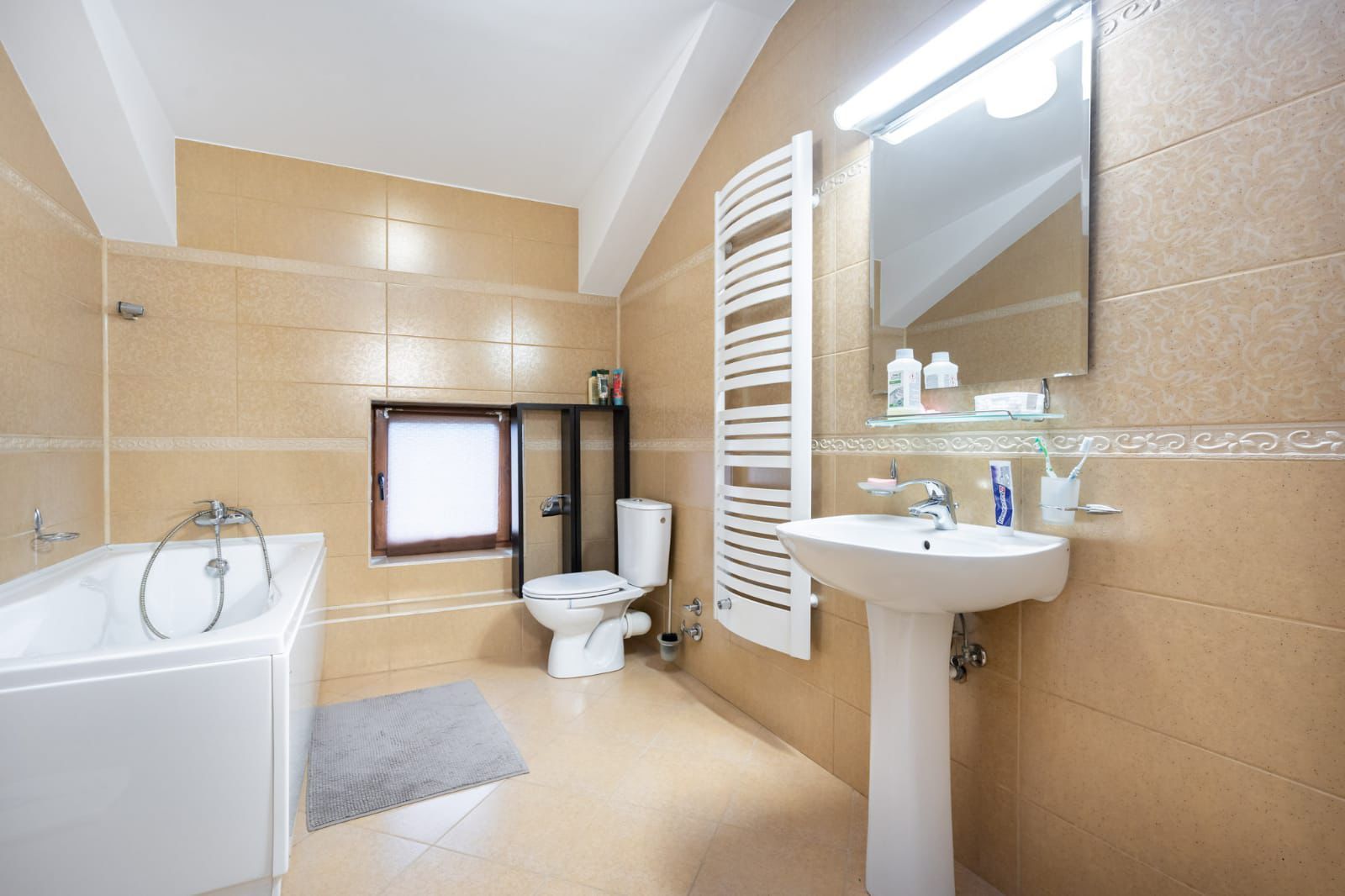 Vilă premium 11 camere | Dămăroaia | saună | fitness | teren 1.000mp - Poză 21